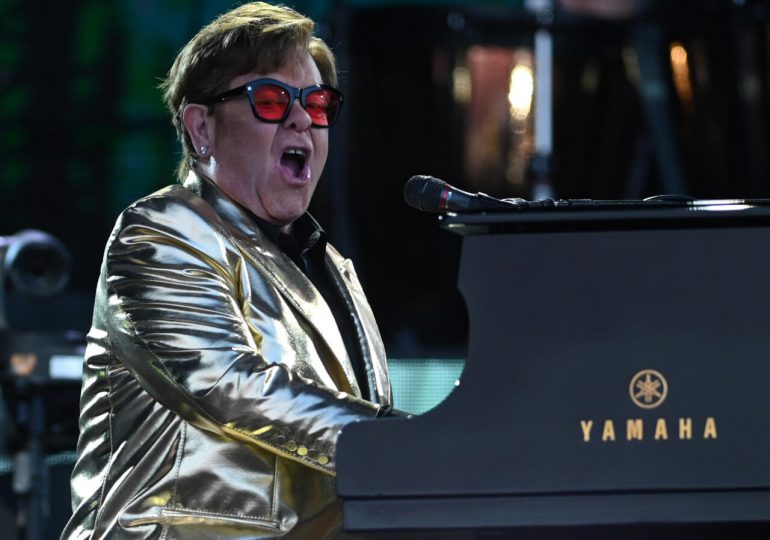 Emotivo Elton John se despide en festival de Glastonbury