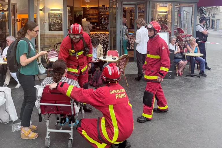 Testimonios de personas que estuvieron a metros de explosión en París aseguran creyeron era un “ataque”