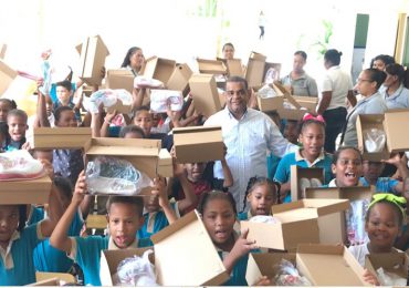 Alcalde de Barahona “dibuja” rostros de alegría a 120 niños de la escuela Los Lirios