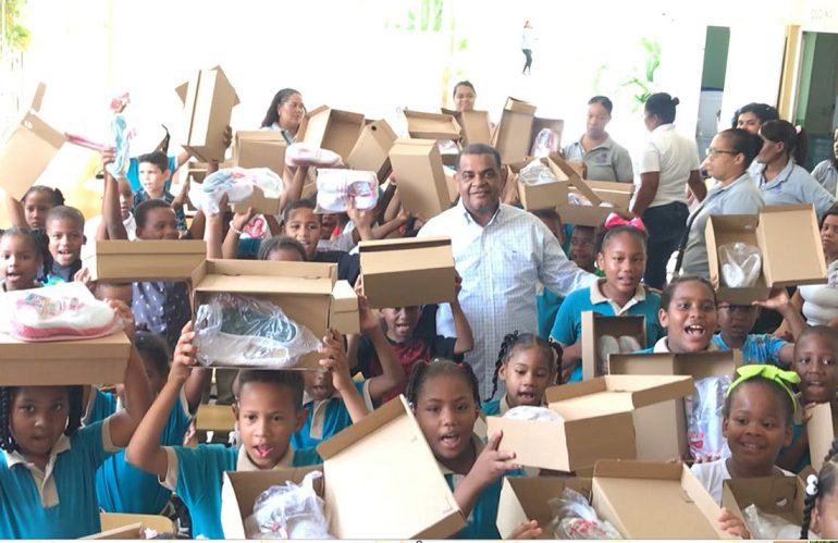 Alcalde de Barahona “dibuja” rostros de alegría a 120 niños de la escuela Los Lirios