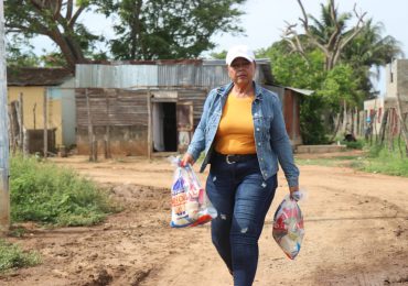 Gobernadora Rosalba Milagros Peña distribuye raciones alimenticias a familias de escasos recursos en Dajabón