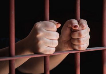 Dictan 20 años de prisión contra mujer que atracó a mano armada a miembro de seguridad de un banco  