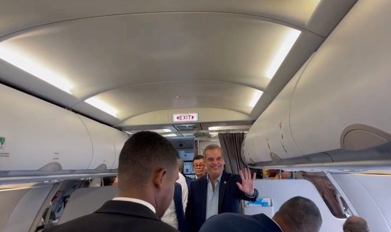 VIDEO | Presidente Abinader junto a comitiva oficial y empresarial aborda vuelo camino a Guyana