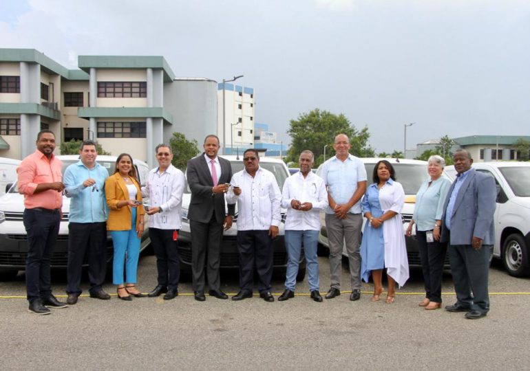 Servicio Regional de Salud Metropolitano recibe furgoneta de las donadas por CONAVIHSIDA a cinco regionales de salud