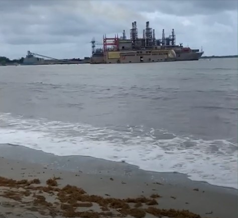 Academia de Ciencias dice barcaza instalada en Azua está en área protegida; condena muerte de peces