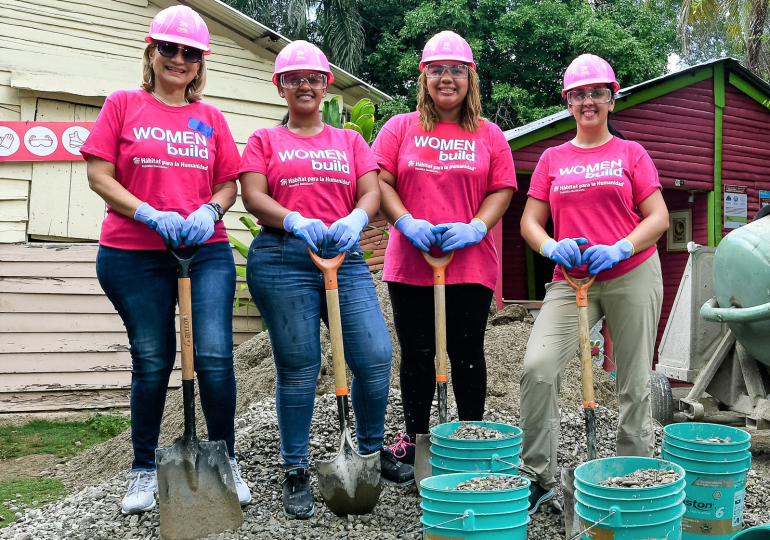 Voluntarias construyen pisos para jugar en 2da edición de Women Build República Dominicana