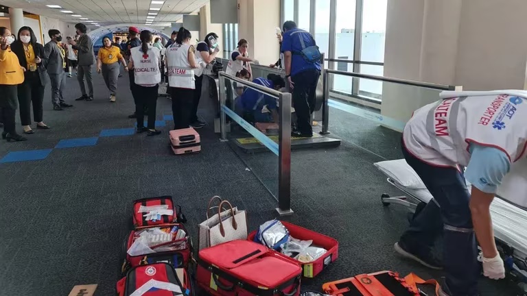 Turista pierde una pierna tras quedar atrapada en una escalera eléctrica en aeropuerto tailandés