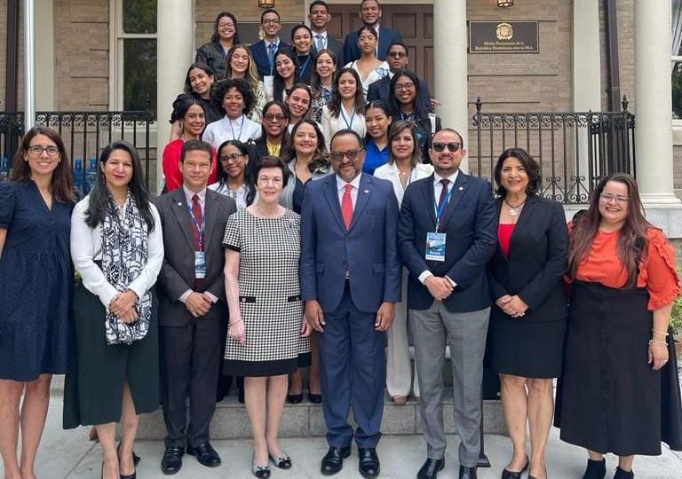 Embajada dominicana en EEUU coordinó visitas de organismos internacionales y charlas con estudiantes de Derecho de PUCMM