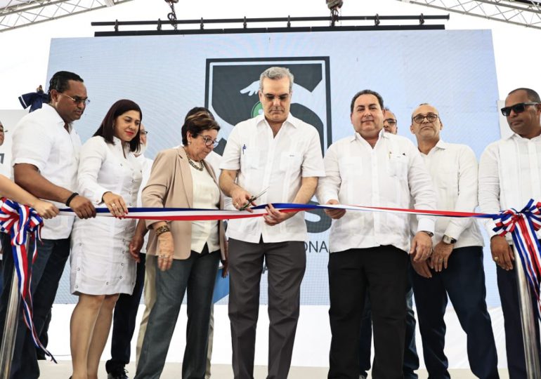 FOTOS | Presidente Abinader entrega remozado Hospital Villa Tapia