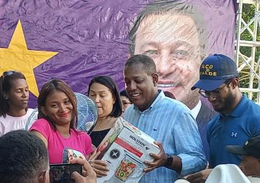 Aspirante alcalde por el municipio de Los Alcarrizos celebra el Día de las Madres