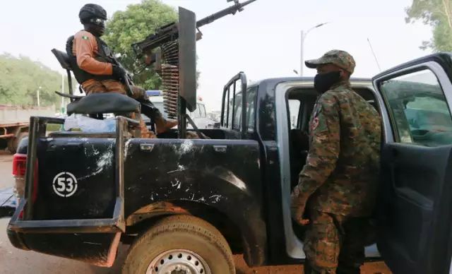 Hombres armados acribillan a 30 personas en pueblos del norte de Nigeria