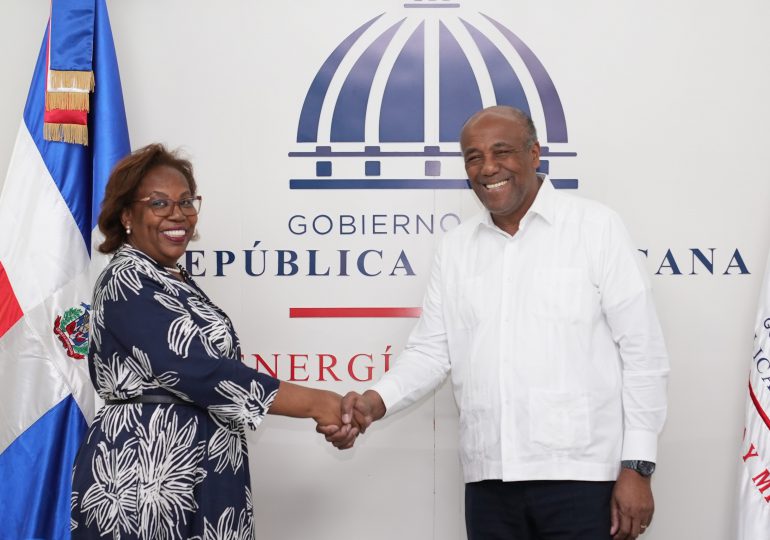 Ministro Almonte y embajadora de Angola tratan sobre planes de cooperación con RD