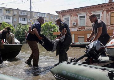 Ucrania reporta fallecidos por un bombardeo ruso en zona inundada de Jersón
