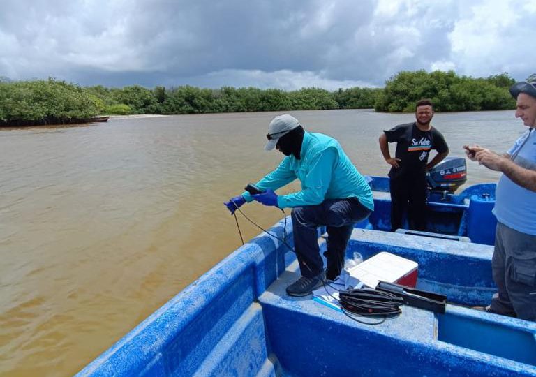 <strong>Gestión Ambiental investiga la causa de muerte de peces reportadas en la presa de Hatillo y en Azua  </strong>
