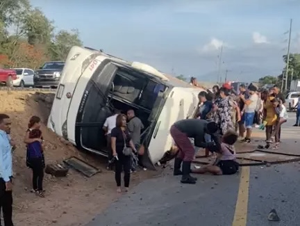 Tres afectados en accidente de autobús de pasajeros en La Vega
