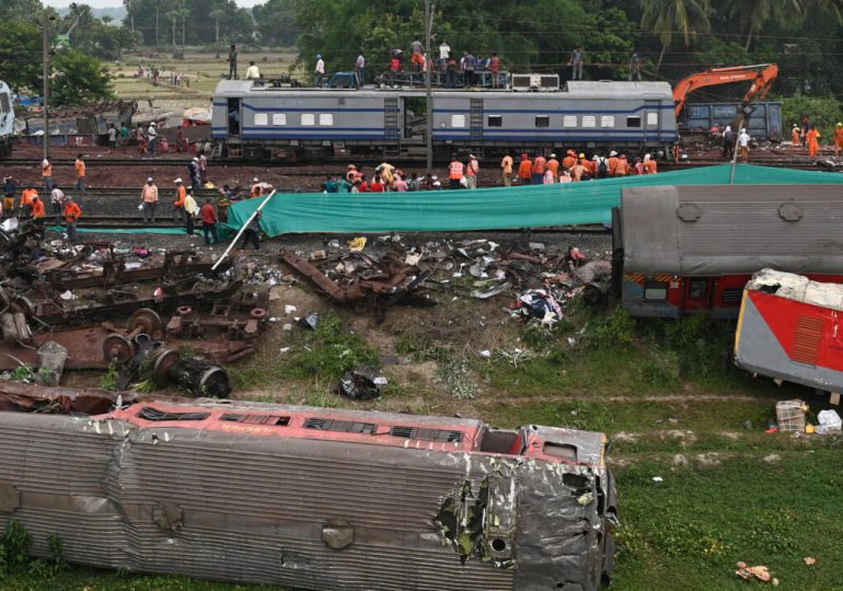 El servicio de trenes en India se reanuda 51 horas después de mortífero accidente