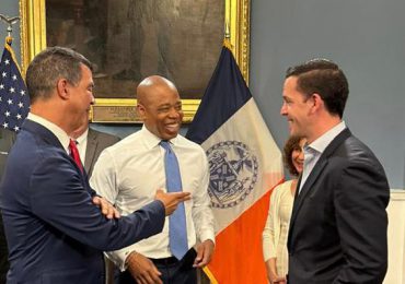 Alcalde de NY Eric Adams e Ydanis Rodríguez reciben a Hugo Beras