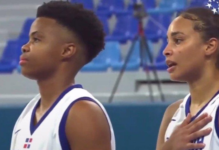 Equipo de baloncesto canta a capela Himno Nacional tras error técnico