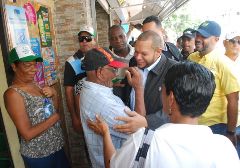 Alcalde Carlos Guzmán entrega 3 canchas deportivas y lleva soluciones a residentes de Los Guaricanos