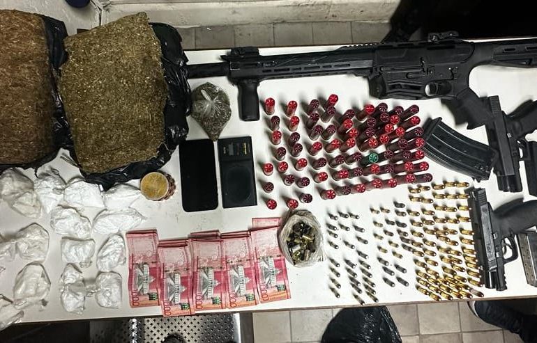 Ocupan armas y sustancias controladas en operativo para captura del vendedor de drogas Kiko la Kema