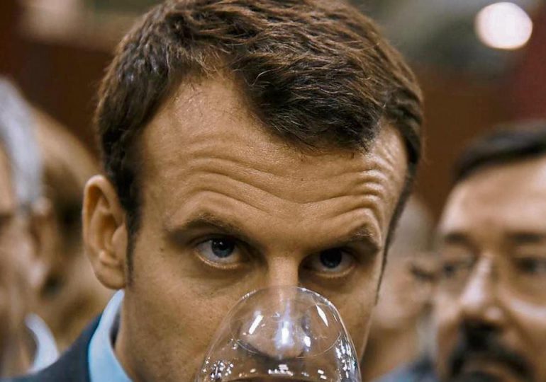 Macron se bebe una cerveza de un trago y genera polémica en Francia