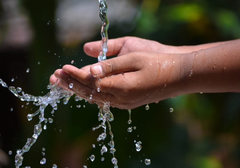 Estudio revela ciudadanos de Santiago consumen tres veces más agua que la media de Latinoamérica