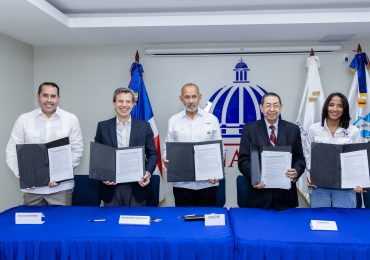 Impresora del Yaque, S.A. / Elopak Caribe apoya programa de reciclaje de envases de leche del desayuno escolar