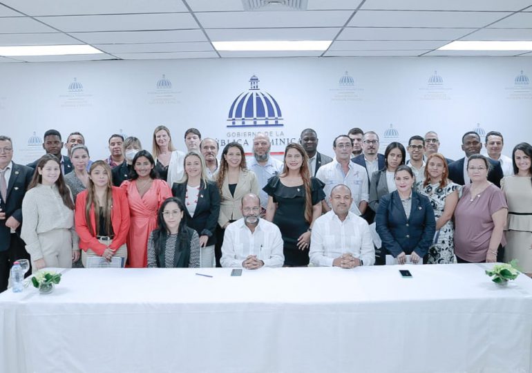 Ministerio Interior y Policía entrega nacionalidad dominicana a 30 extranjeros