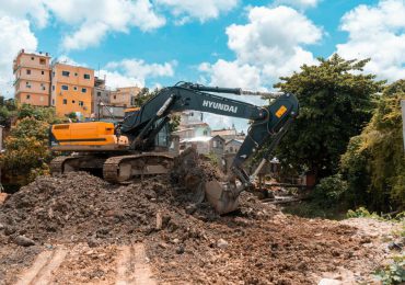 CAASD mantiene trabajos en el sector de Las Ochocienta para el saneamiento definitivo de su cañada