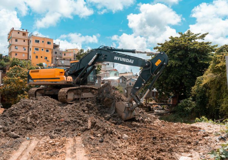 CAASD mantiene trabajos en el sector de Las Ochocienta para el saneamiento definitivo de su cañada