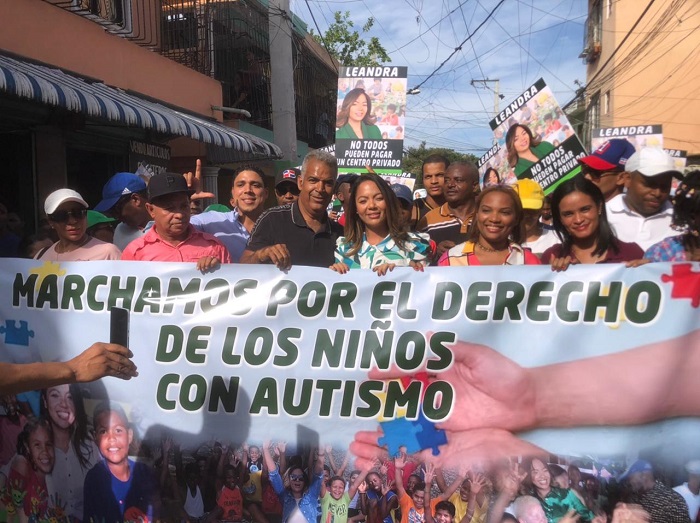 Leandra Acosta y cientos de personas marchan por el derecho de los niños con autismo