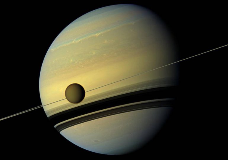 NASA halla un componente clave para la vida en una luna de Saturno