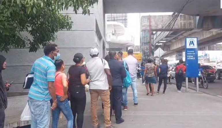 VIDEO | Tras protestas de empleados, se producen largas filas en las afueras del Metro Santo Domingo