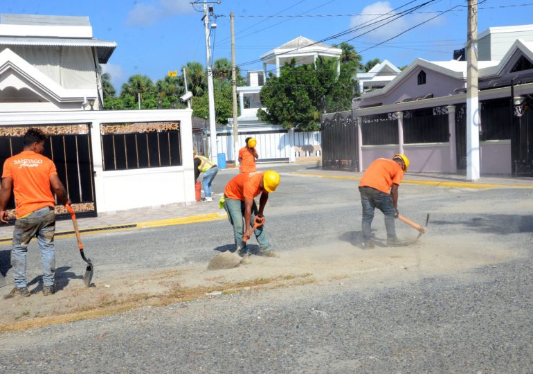 Alcaldía Santiago inicia proyecto asfaltado de siete calles en Las Praderas, Bella Vista