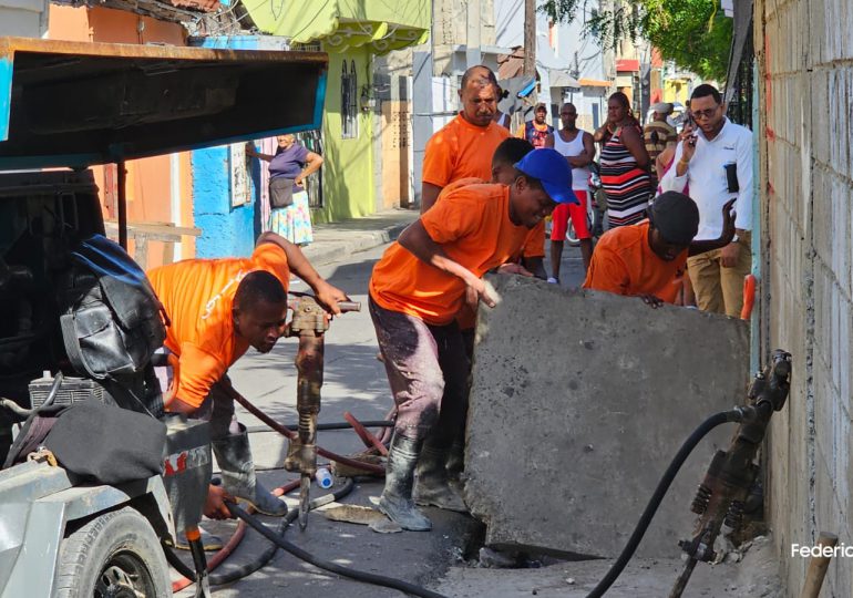 Alcaldía Santiago acude al Ensanche Bermúdez para sanear cañada y construir losa en canaleta