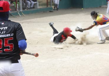 Privados de libertad compiten en torneo de softbol empresarial en provincia Duarte