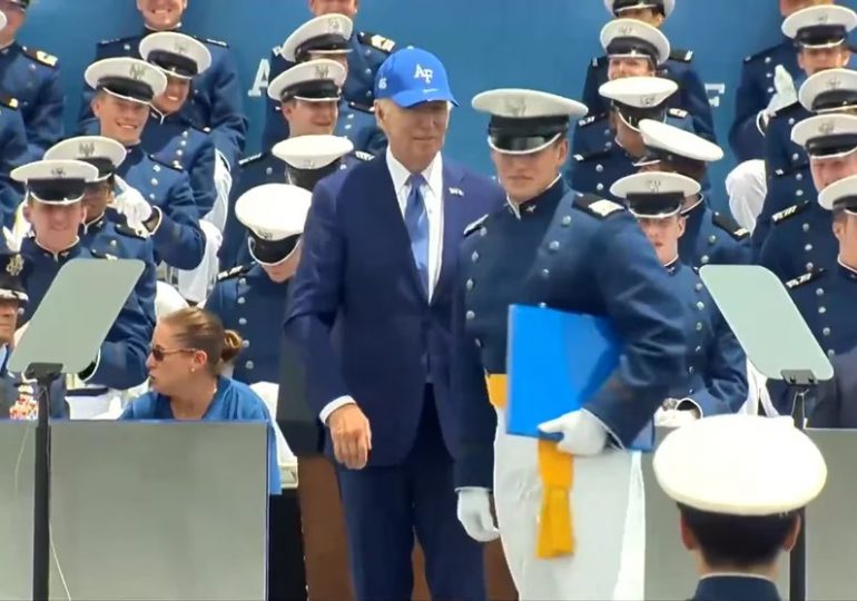 VIDEO | Joe Biden se cayó durante un acto de graduación de la Fuerza Aérea de EEUU