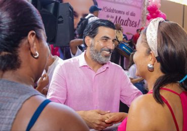 Juan José Rojas celebra con miles de madres en Santo Domingo Este