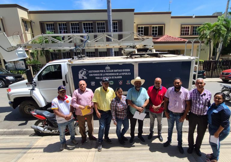 Alcalde Santiago Riverón entrega camión canasta gestionado para la provincia