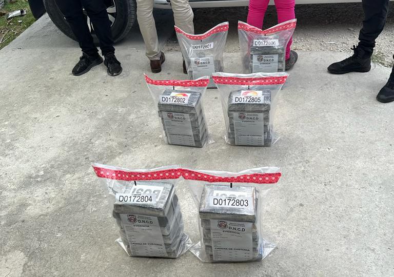 VIDEO | CIUTRAN y DNCD ocupan 33 paquete de drogas en La Altagracia