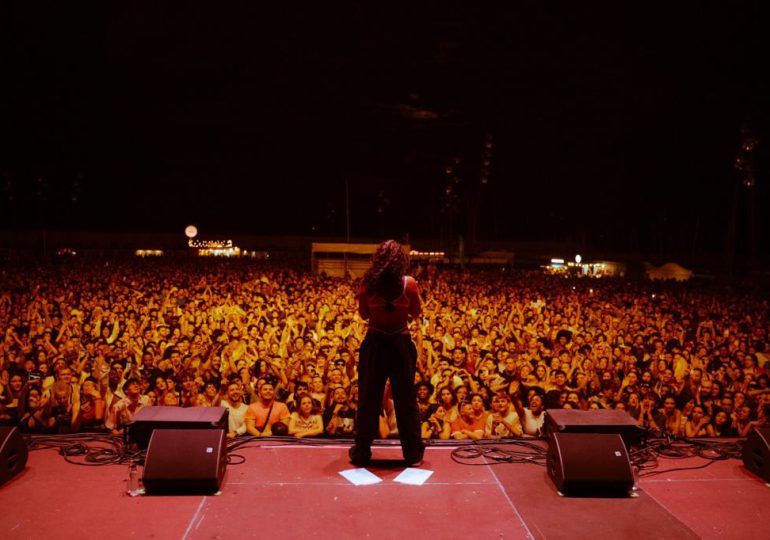 Fans expresan su amor a Tokischa a través de pancartas en el Primavera Sound Portugal