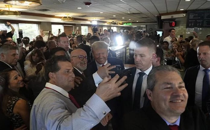 Trump se da un baño de multitudes en un restaurante cubano antes de dejar Miami