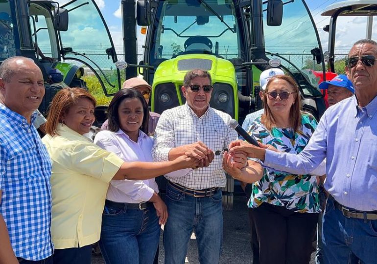 Ministerio de Agricultura entrega a productores del Suroeste 16 tractores nuevos