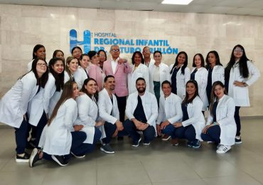 Médicos egresados del Hospital Arturo Grullón reciben su primera bata de la Sociedad Dominicana de Pediatría en Santiago