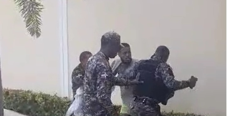 VIDEO | Policías propinan golpiza y hasta un disparo a un hombre en el Distrito Nacional