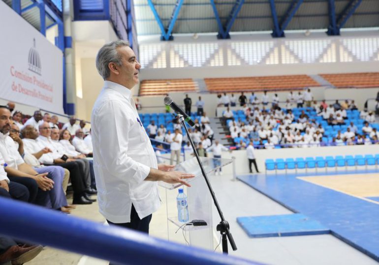 Abinader concluye actividades en La Romana y San Pedro; entrega reconstruido Polideportivo Eleoncio Mercedes