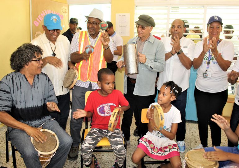 Alcalde Manuel Jiménez lleva soluciones a residentes de El Tamarindo