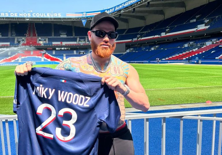 Miky Woodz llega al estadio Parc des Princes como invitado especial del PSG en Paris