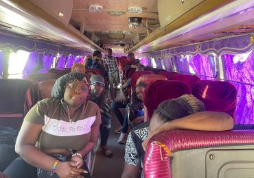 VIDEO | Agentes de Migración retienen autobús con 9 haitianos indocumentados en su interior