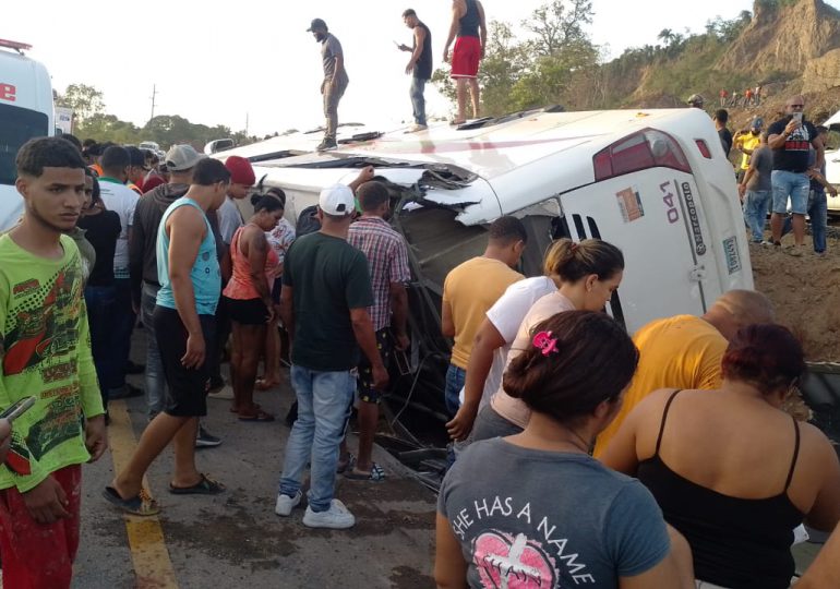 Accidente en La Vega deja decenas de heridos